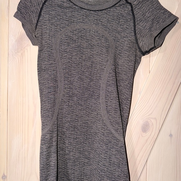 lululemon athletica Charcoal Full Length Swiftly Tech Short-Sleeve - Picture 1 of 4